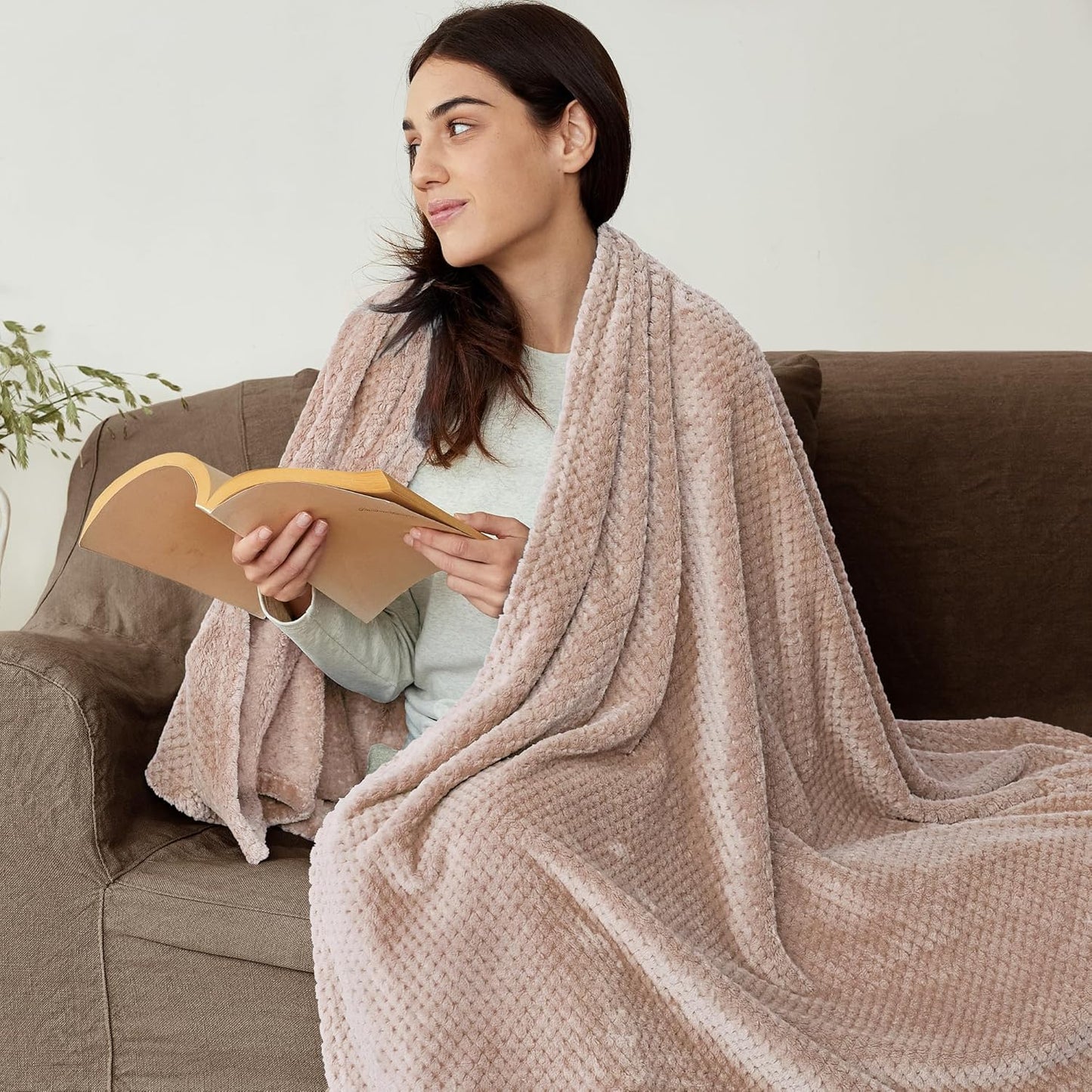 Exclusivo Mezcla Fleece Throw Blanket Extra Large, Super Soft and Warm Blankets for Couch, Sofa and Bed Waffle Textured, Cozy, Fuzzy and Lightweight (Camel, 50x70 Inches)